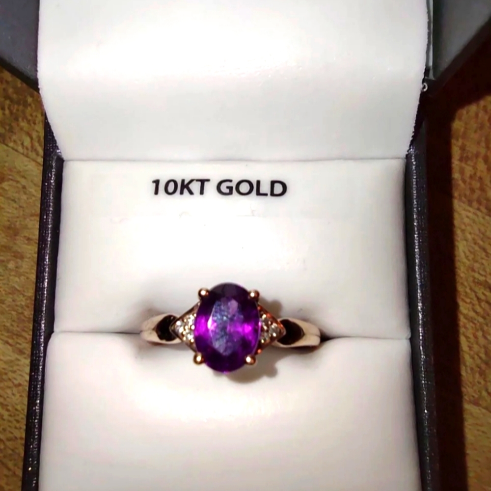 10KT Gold Women's Ring with Purple Oval Gemstone